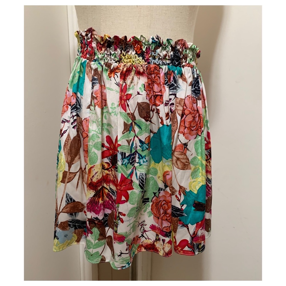 Alice & Olivia Size Small mini skirt Silk Floral Elastic Waist.